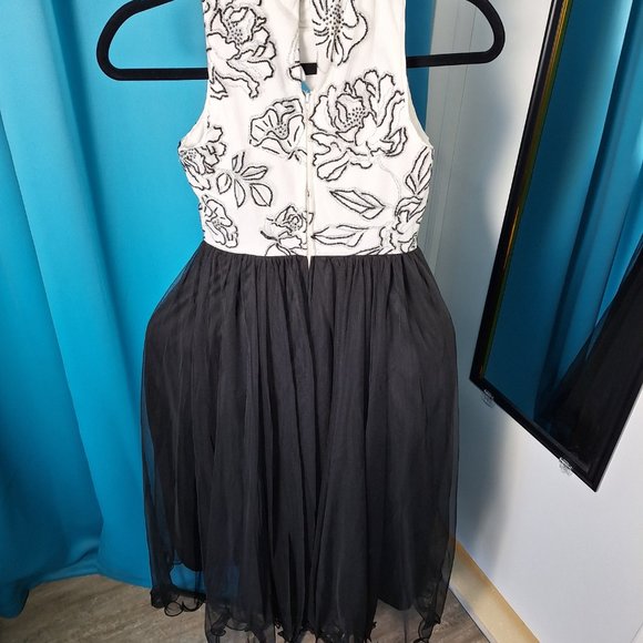 Girls Formal Long Dress Size 10 Black/white/silver - Picture 2 of 2